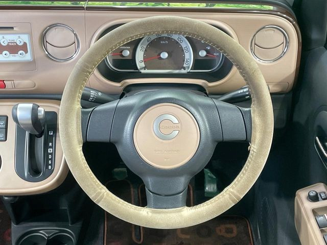 インテリアに合わせたデザインのステアリングは、運転される方のことも考え、運転しやすい形状、大きさです。是非一度、実際に触ってお確かめください。