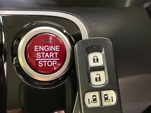 【Hondaスマートキー】カバンやポケットに入れたままでもドアの施錠・解錠が可能なスマートキーを装備。エンジンのオン・オフ時もカギを取り出す必要が無いからとっても便利です♪