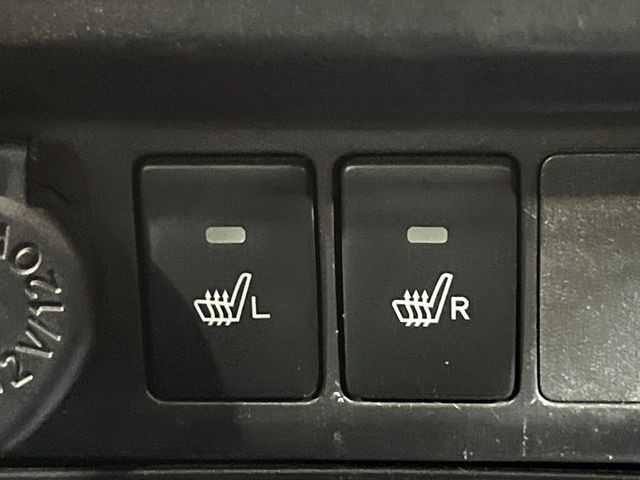 【シートヒーター】寒い日に重宝するシートヒーター!エアコンより早く温まってくれるので寒がりの人も安心ですね♪エアコンの温風は乾燥するから苦手、という方にもをおすすめです。