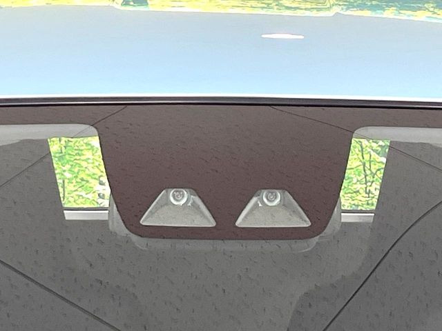 【スマートアシスト】走行中に前方の車両等を認識し、衝突しそうな時は警報とブレーキで衝突回避と被害軽減をアシスト。より安全にドライブをお楽しみいただけます。