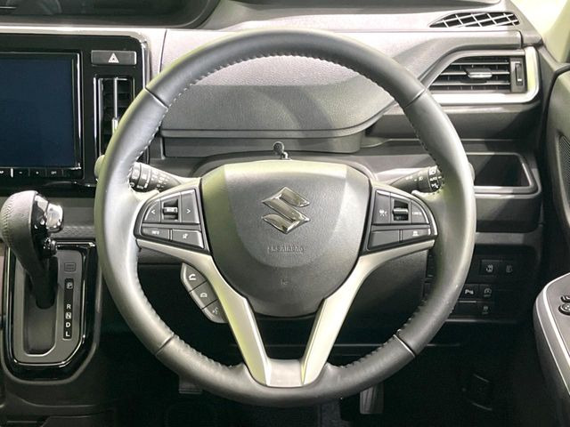�C���e���A�ɍ��킹���f�U�C���̃X�e�A�����O�́A�^�]�������̂��Ƃ��l���A�^�]���₷���`��A�傫���ł��B�����x�A���ۂɐG���Ă��m���߂��������B