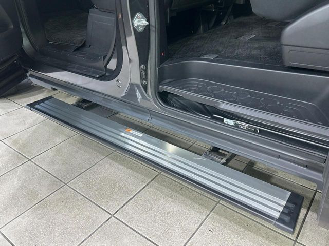 【電動サイドステップ】車高の高いお車でも、これがあれば小さいお子様の乗り降りも楽々♪スライドドアと連動して作動する為、煩わしい操作は不要です!