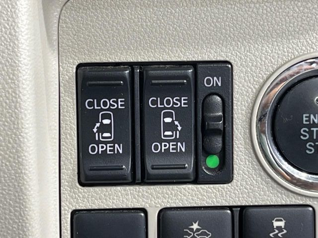 【両側パワースライドドア】スマートキーや運転席のスイッチで後席両側スライドドアの開閉が可能♪電動だから力を入れてドアを開ける必要が無く、小さなお子様でも簡単に開け閉めでき快適です♪