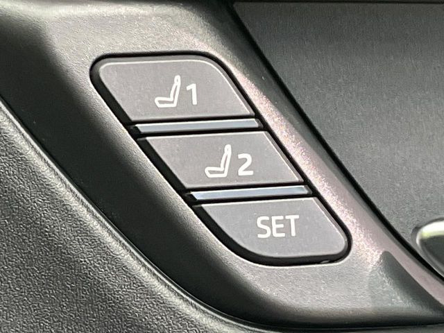 【メモリー機能付きパワーシート】ドライバーごとに設定したシート位置を記憶して、ボタン一つで切り替えできる便利な機能!運転する方が複数名いらっしゃるご家庭におすすめです♪