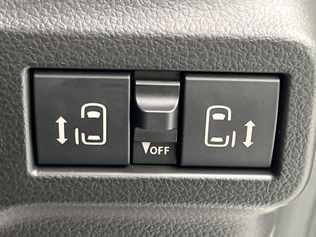 【両側パワースライドドア】スマートキーや運転席のスイッチで後席両側スライドドアの開閉が可能♪電動だから力を入れてドアを開ける必要が無く、小さなお子様でも簡単に開け閉めでき快適です♪