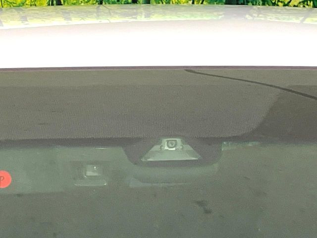 【ホンダセンシング】走行中に前方の車両等を認識し、衝突しそうな時は警報とブレーキで衝突回避と被害軽減をアシスト。より安全にドライブをお楽しみいただけます。