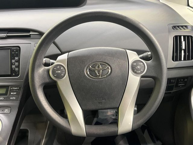 �C���e���A�ɍ��킹���f�U�C���̃X�e�A�����O�́A�^�]�������̂��Ƃ��l���A�^�]���₷���`��A�傫���ł��B�����x�A���ۂɐG���Ă��m���߂��������B