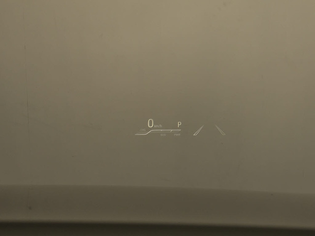 ヘッドアップディスプレイ(HUD)付!、フロントウインドウガラスに運転支援システムの作動状況や走行に関するさまざまな情報を表示することができます。