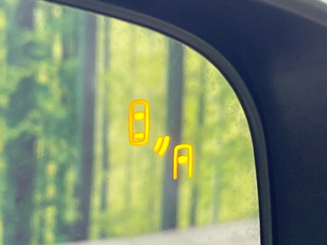 【リヤビークルディティクション】走行中、ドアミラーの死角になりやすい箇所に後続車が接近するとサイドミラー付近に警告を表示、ドライバーに注意喚起と、万一の際はハンドル操作をアシストをします。