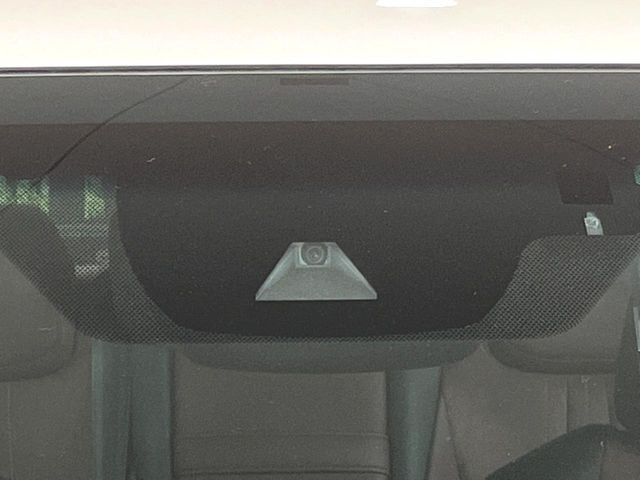 【トヨタセーフティセンス】走行中に前方の車両等を認識し、衝突しそうな時は警報とブレーキで衝突回避と被害軽減をアシスト。より安全にドライブをお楽しみいただけます。