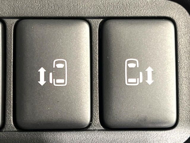 【両側パワースライドドア】スマートキーや運転席のスイッチで後席両側スライドドアの開閉が可能♪電動だから力を入れてドアを開ける必要が無く、小さなお子様でも簡単に開け閉めでき快適です♪