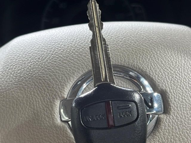【キーレス】少し離れた場所からでもボタン一つでドアの開錠・施錠ができるのでとっても便利!ドアの鍵穴周りに傷をつけることもありません♪