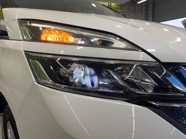 【LEDヘッドライト】悪天候や夜間走行時も良好な視界を確保し安心して運転できる高輝度LEDヘッドライトを装備!点灯速度が早く、消費電力も抑えられています。