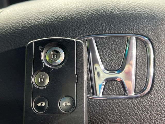 �yHonda�X�}�[�g�L�[�z�J�o����|�P�b�g�ɓ��ꂽ�܂܂ł��h�A�̎{���E�������\�ȃX�}�[�g�L�[�𑕔��B�G���W���̃I���E�I�t�����J�M�����o���K�v����������Ƃ��Ă��֗��ł���