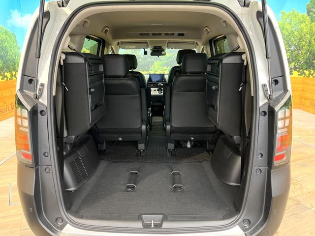 普段のお買い物や通勤、送迎等に十分な荷室スペースを確保しております。セカンドシートを倒すと、大きな荷物の積載も可能です♪