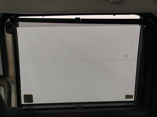 【ロールシェード】日差しや車外からの光が眩しいときにサッと引き出して使える、ロール格納タイプのサンシェードを装備。後席に乗ったお子様がウトウトしだした時など、ぜひご活用ください♪