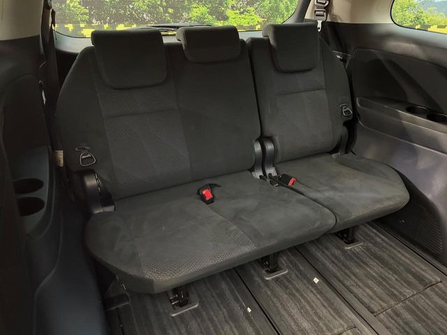 床下収納式のサードシートです。座席部分をコンパクトに収納でき、広大な荷室スペースとしてお使いいただけます!乗車人数や荷物の量など利用シーンに合わせて3列目を有効活用でき、とっても便利♪