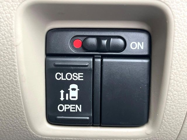 【パワースライドドア】キーや運転席のスイッチでスライドドアの開閉が可能♪電動だから力を入れてドアを開ける必要が無く、小さいお子様でも、重い荷物を持っている時もラクに開け閉めできます♪