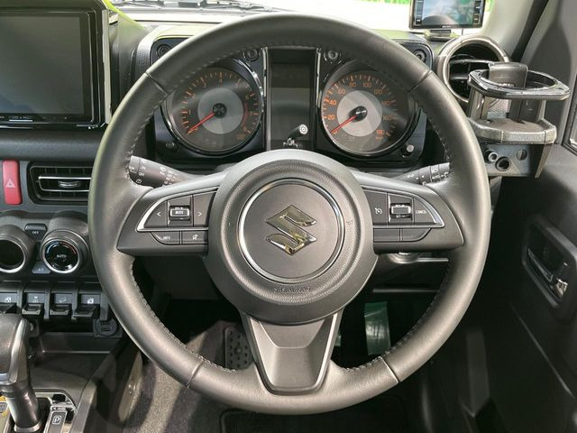 �C���e���A�ɍ��킹���f�U�C���̃X�e�A�����O�́A�^�]�������̂��Ƃ��l���A�^�]���₷���`��A�傫���ł��B�����x�A���ۂɐG���Ă��m���߂��������B