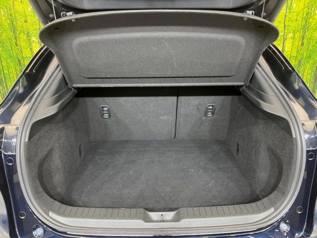 【トノカバー】デッキに積み込んだ荷物を雨風や盗難のリスクから守るトノカバーを装備。気兼ねなく荷物を積み込んでお使いいただけます。
