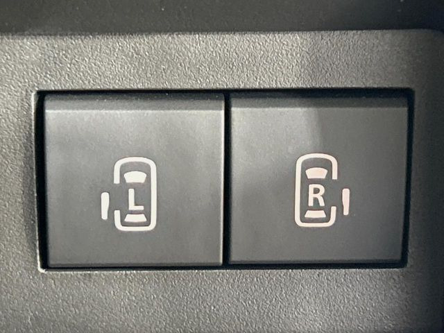 【両側パワースライドドア】スマートキーや運転席のスイッチで後席両側スライドドアの開閉が可能♪電動だから力を入れてドアを開ける必要が無く、小さなお子様でも簡単に開け閉めでき快適です♪