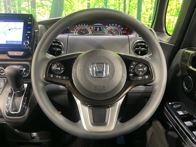 インテリアに合わせたデザインのステアリングは、運転される方のことも考え、運転しやすい形状、大きさです。是非一度、実際に触ってお確かめください。