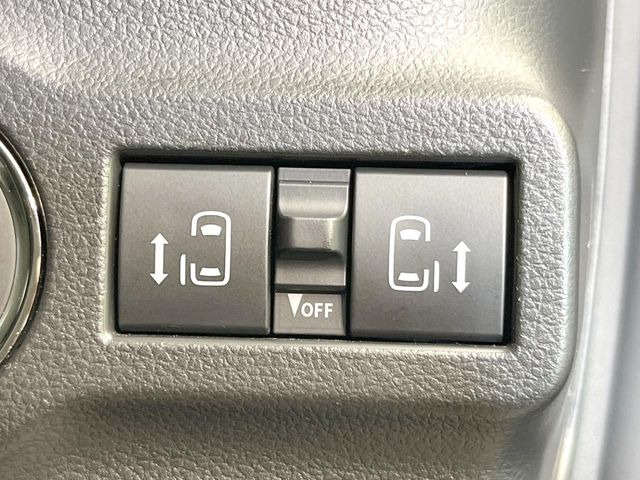 【両側パワースライドドア】スマートキーや運転席のスイッチで後席両側スライドドアの開閉が可能♪電動だから力を入れてドアを開ける必要が無く、小さなお子様でも簡単に開け閉めでき快適です♪