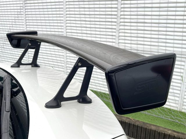 【大型リヤスポイラー】スポーツカーらしさがグッと引き立つ大型リヤスポイラーを装着♪高速走行時のスタビリティ(走行安定性)向上に役立ちます。