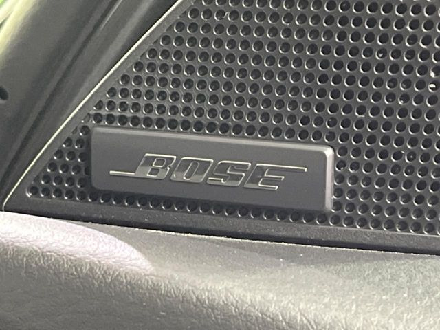 【BOSEサウンドシステム】メーカーオプションの高品位サウンドシステムを搭載。専用のチューニングが施された大小様々なスピーカーから良質なサウンドが奏でられ、臨場感あふれる音響空間を演出します。