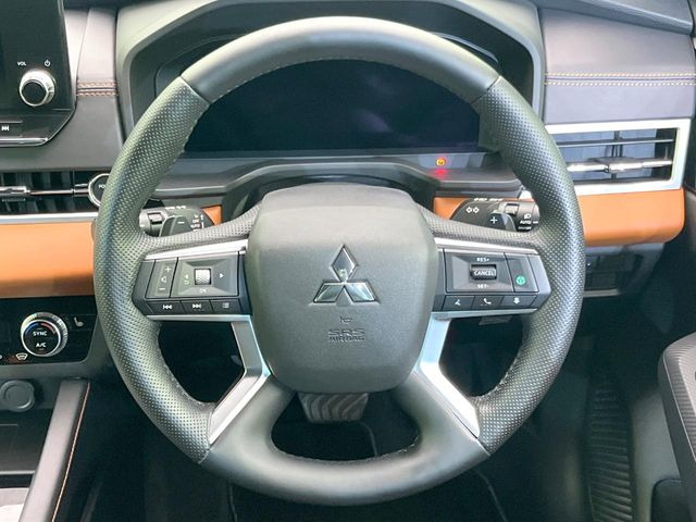 �C���e���A�ɍ��킹���f�U�C���̃X�e�A�����O�́A�^�]�������̂��Ƃ��l���A�^�]���₷���`��A�傫���ł��B�����x�A���ۂɐG���Ă��m���߂��������B