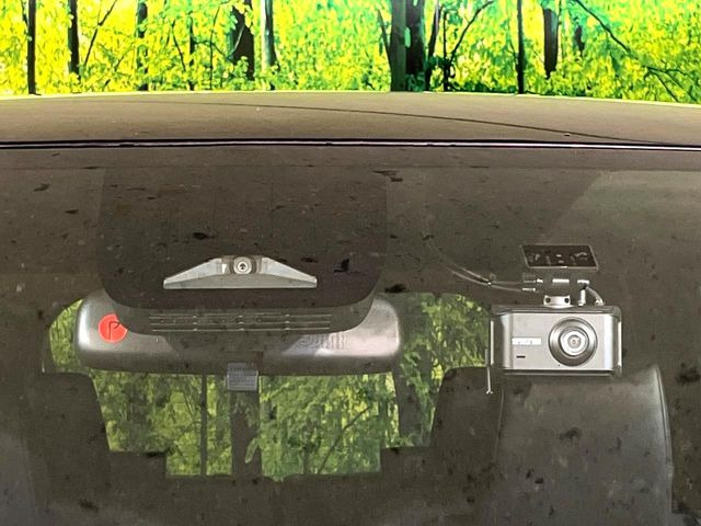 【トヨタセーフティセンス】走行中に前方の車両等を認識し、衝突しそうな時は警報とブレーキで衝突回避と被害軽減をアシスト。より安全にドライブをお楽しみいただけます。
