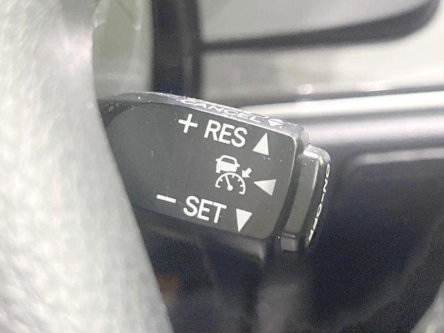 【レーダークルーズコントロール】高速道路での長距離走行が楽に!!自動で速度を保つクルーズコントロールが、衝突軽減システムと連携し、前方の車両を感知して車間を保つように速度調節してくれます!!
