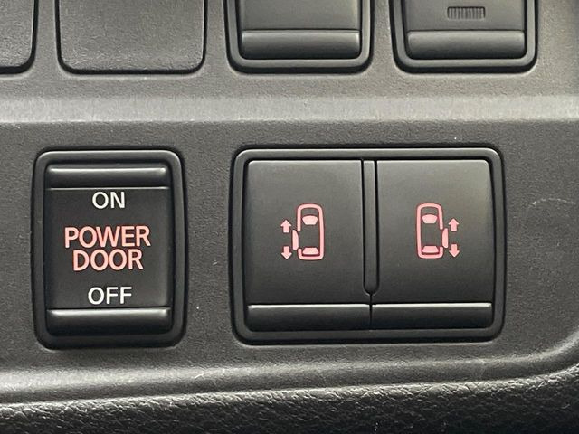 【両側パワースライドドア】スマートキーや運転席のスイッチで後席両側スライドドアの開閉が可能♪電動だから力を入れてドアを開ける必要が無く、小さなお子様でも簡単に開け閉めでき快適です♪