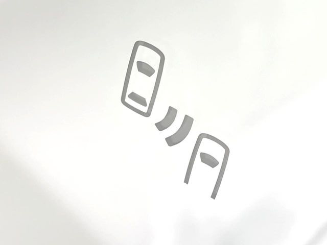 【ブラインドスポットモニター】走行中、ドアミラーの死角になりやすい箇所に後続車が接近するとサイドミラーのレンズに警告を表示!ドライバーに注意喚起をしてくれます。