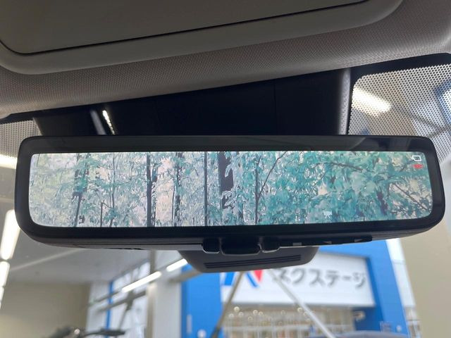 【デジタルインナーミラー】後席の大きな荷物や同乗者で後方が確認しづらい時でも安心!カメラが撮影した車両後方の映像をルームミラー内に表示。クリアな視界で状況の確認が可能です!