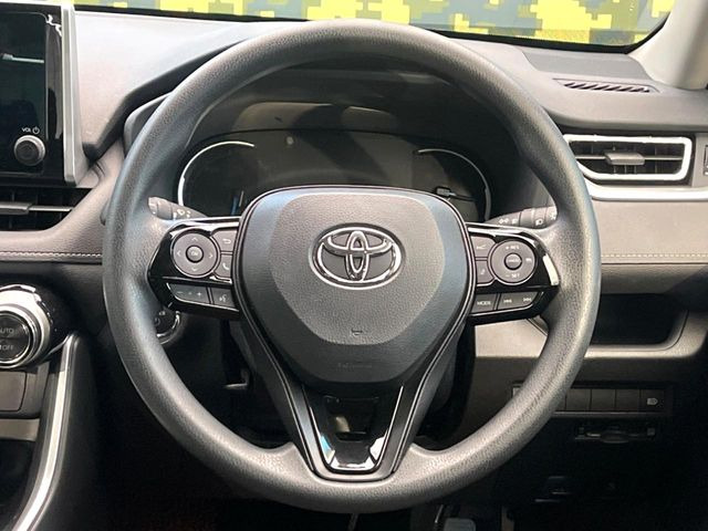 インテリアに合わせたデザインのステアリングは、運転される方のことも考え、運転しやすい形状、大きさです。是非一度、実際に触ってお確かめください。