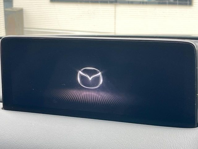 【10.25インチマツダコネクト】車内の雰囲気にマッチした大型ディスプレイ。スマホ接続でのナビ使用やBluetooth再生等、様々な機能が楽しめます。直感的なダイヤル操作が可能で、使い勝手も良好です。