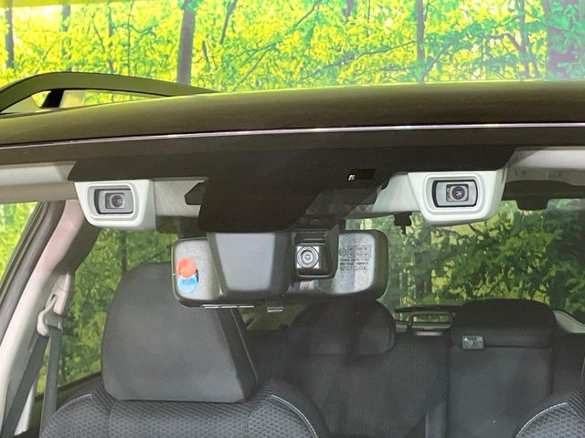 【アイサイトVer3】前方の車両等を検知し、衝突しそうな時は警報で注意を促し、ブレーキを踏む力をサポート。ブレーキを踏めなかった場合は衝突被害軽減ブレーキが作動、衝突回避をサポートします。