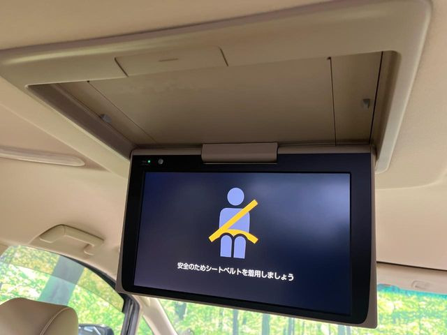 【後席モニター】家族や友人とお出かけする機会が多い方に大人気の後席モニターを装備!見やすい位置に画面がありテレビやDVDの視聴も快適!友達もお子様も、後席にしか乗らなくなるかも??