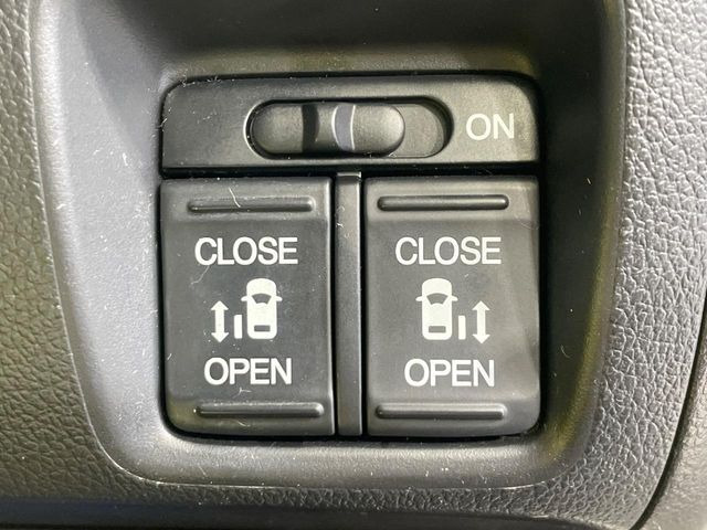 【両側パワースライドドア】スマートキーや運転席のスイッチで後席両側スライドドアの開閉が可能♪電動だから力を入れてドアを開ける必要が無く、小さなお子様でも簡単に開け閉めでき快適です♪