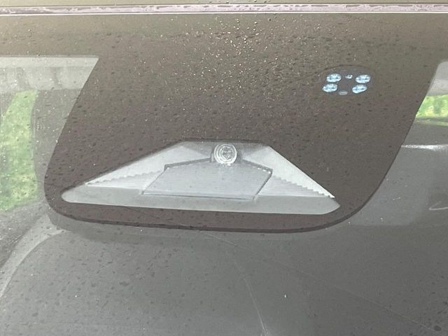 【ホンダセンシング】走行中に前方の車両等を認識し、衝突しそうな時は警報とブレーキで衝突回避と被害軽減をアシスト。より安全にドライブをお楽しみいただけます。