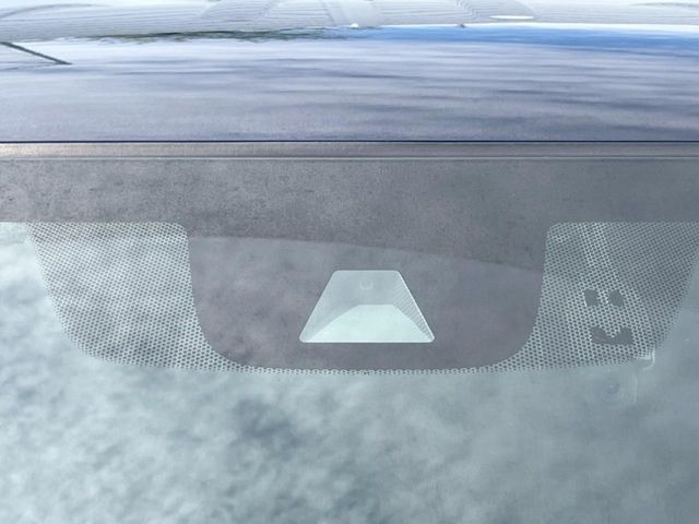 【ホンダセンシング】走行中に前方の車両等を認識し、衝突しそうな時は警報とブレーキで衝突回避と被害軽減をアシスト。より安全にドライブをお楽しみいただけます。