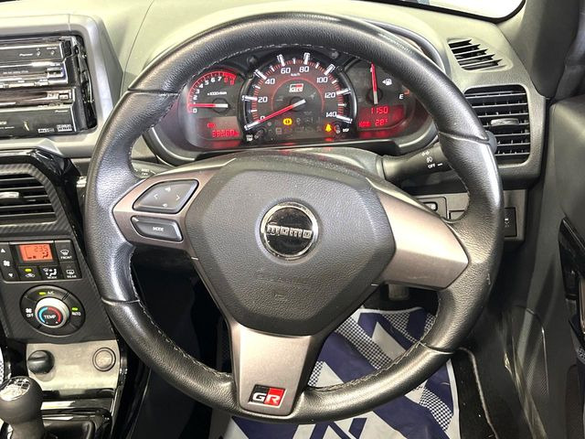 �C���e���A�ɍ��킹���f�U�C���̃X�e�A�����O�́A�^�]�������̂��Ƃ��l���A�^�]���₷���`��A�傫���ł��B�����x�A���ۂɐG���Ă��m���߂��������B