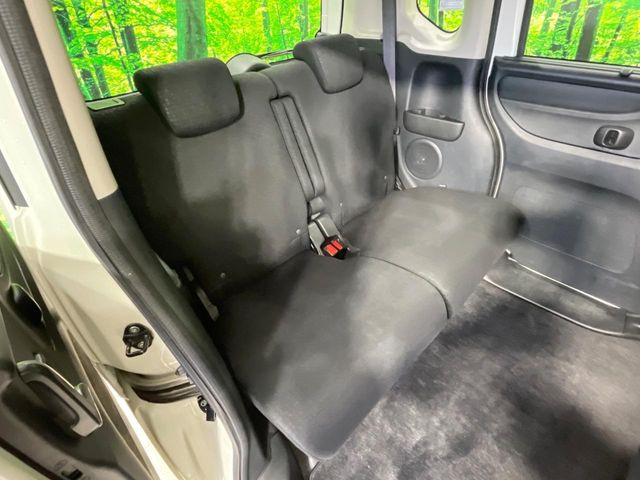 後部座席も気になるようなキズ・汚れやへたり等、大きなダメージはなく、良好な状態です。