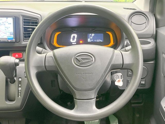 インテリアに合わせたデザインのステアリングは、運転される方のことも考え、運転しやすい形状、大きさです。是非一度、実際に触ってお確かめください。
