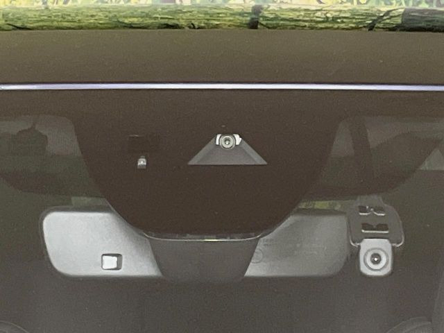 【i-ACTIVESENSE】走行中に前方の車両等を認識し、衝突しそうな時は警報とブレーキで衝突回避と被害軽減をアシスト。より安全にドライブをお楽しみいただけます。