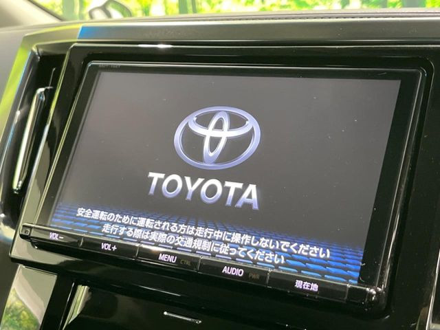 【純正9型ナビ】人気の大型9インチナビを装備。存在感のある大画面はインパクト大!ナビ利用時のマップ表示は見やすく、テレビやDVDは臨場感がアップ!いつものドライブがグッと楽しくなります♪