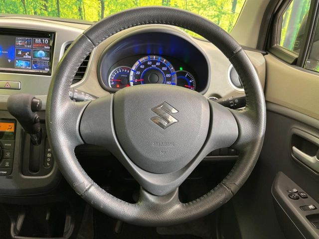 インテリアに合わせたデザインのステアリングは、運転される方のことも考え、運転しやすい形状、大きさです。是非一度、実際に触ってお確かめください。