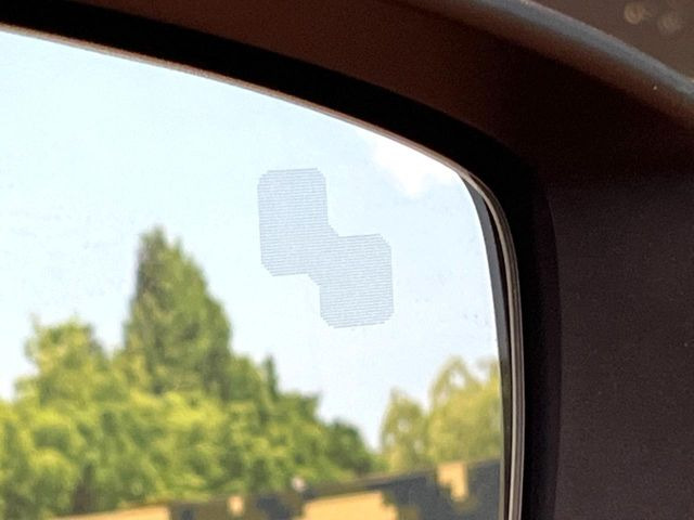 【ブラインドスポットモニタリング】走行中、ドアミラーの死角になりやすい箇所に後続車が接近するとサイドミラー付近に警告を表示、ドライバーに注意喚起をしてくれます。