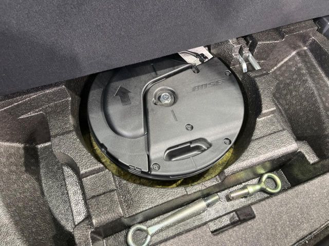 【BOSEサウンドシステム】メーカーオプションの高品位サウンドシステムを搭載。専用のチューニングが施された大小様々なスピーカーから良質なサウンドが奏でられ、臨場感あふれる音響空間を演出します。